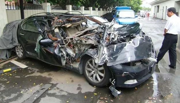 2010年,廣東一輛雷克薩斯ls460l轎車在深汕高速發生撞車事故,車輛嚴重