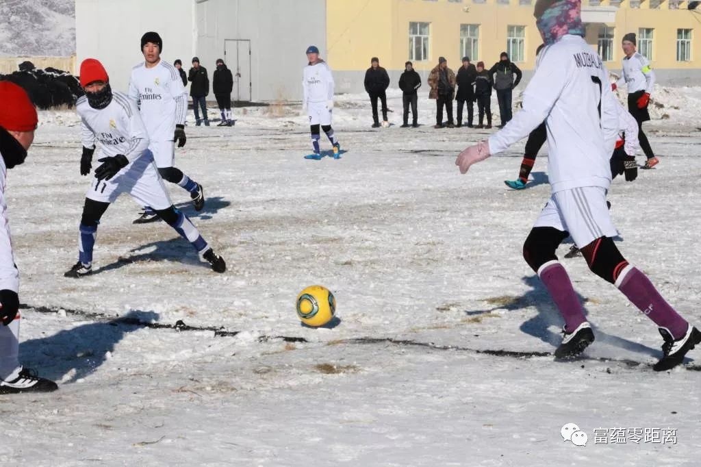 富蕴县吐尔洪乡雪地足球赛丰富冬日乡村生活