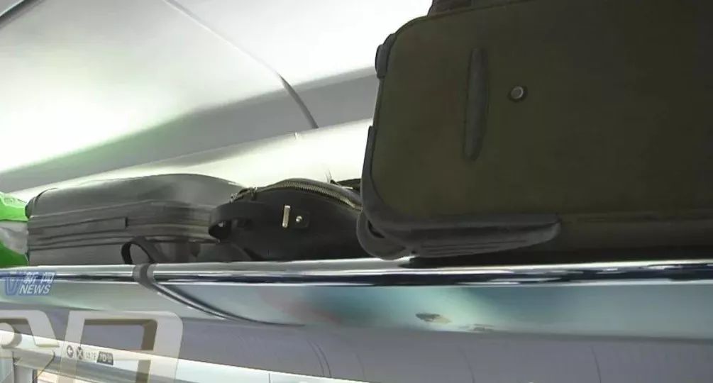 拿起了行李架上的电脑包,从小伙子座椅后经过车厢通道的旅客中间,乘