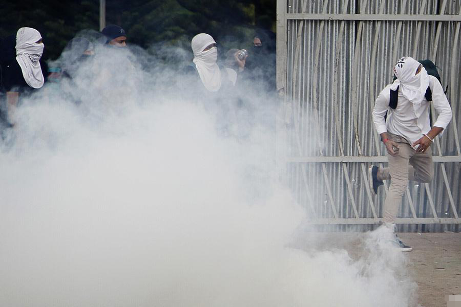 洪都拉斯示威者与警方互掷催泪瓦斯