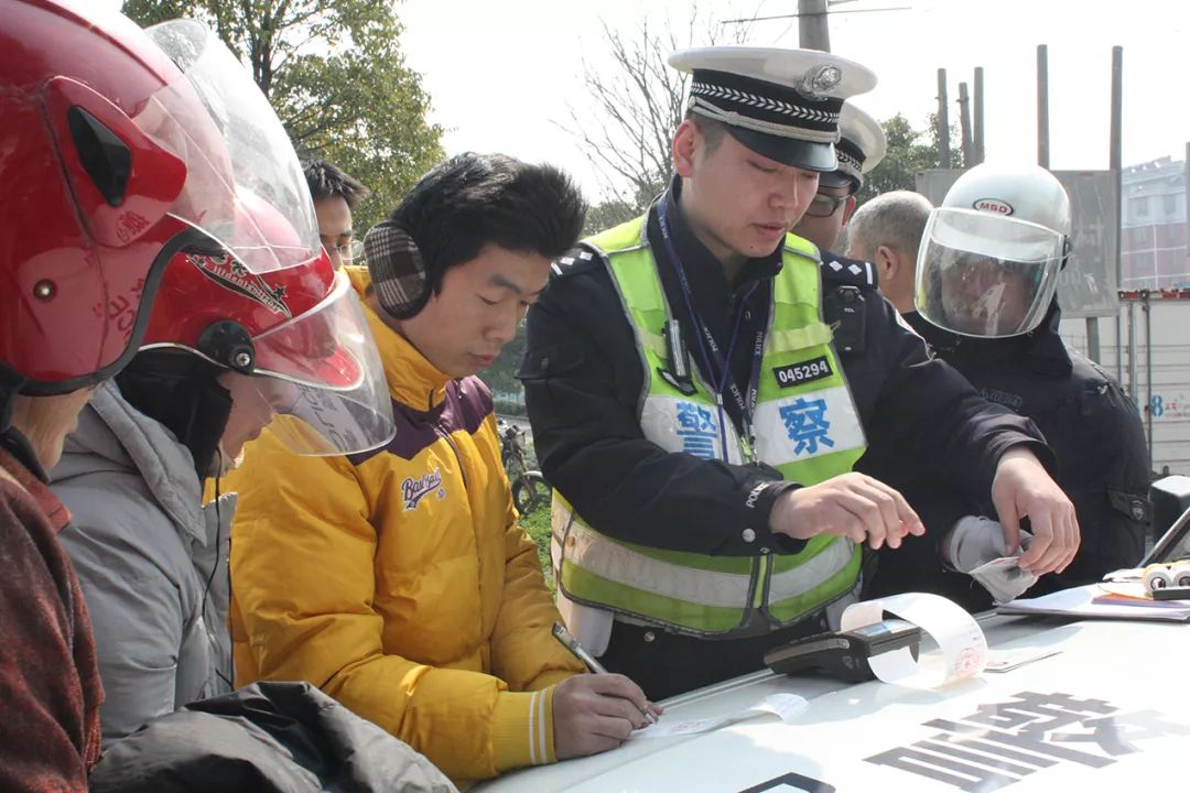 曾获得2012年度嘉兴市公安交警系统优秀民警,2014年海宁交警大队十佳