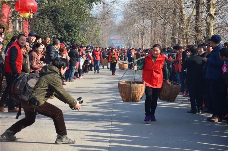 這是要拿冠軍的節奏啊1項目一:挑擔子比賽(男子組)精彩農民運動會夾山