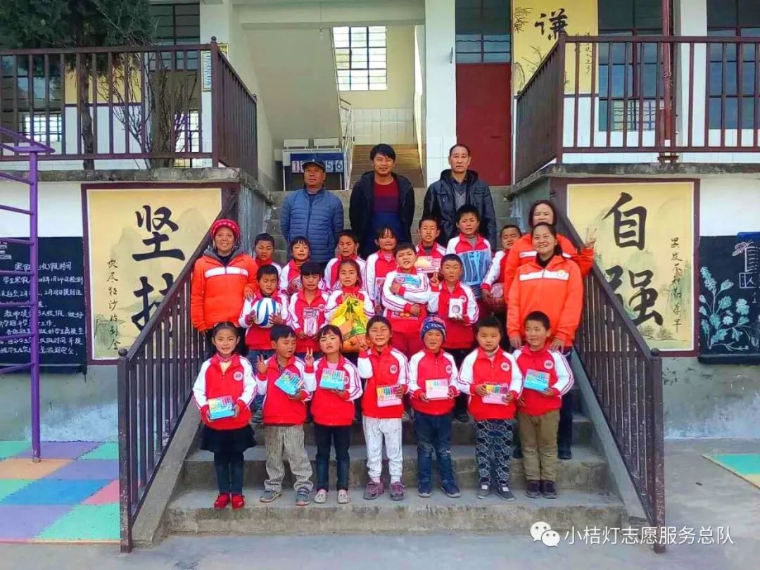 在通龙小学.在新槽小学.在马鹿塘中学发放桔苗助学款.