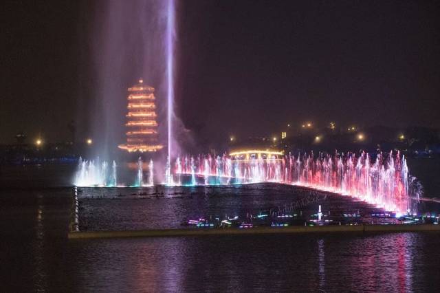 华阳湖音乐喷泉图片