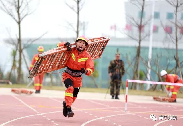 消防员奔跑的背影图片图片