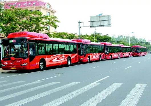 上海路與疏站路交叉口旁的火車站站點,停靠k1,12,31,52路等.