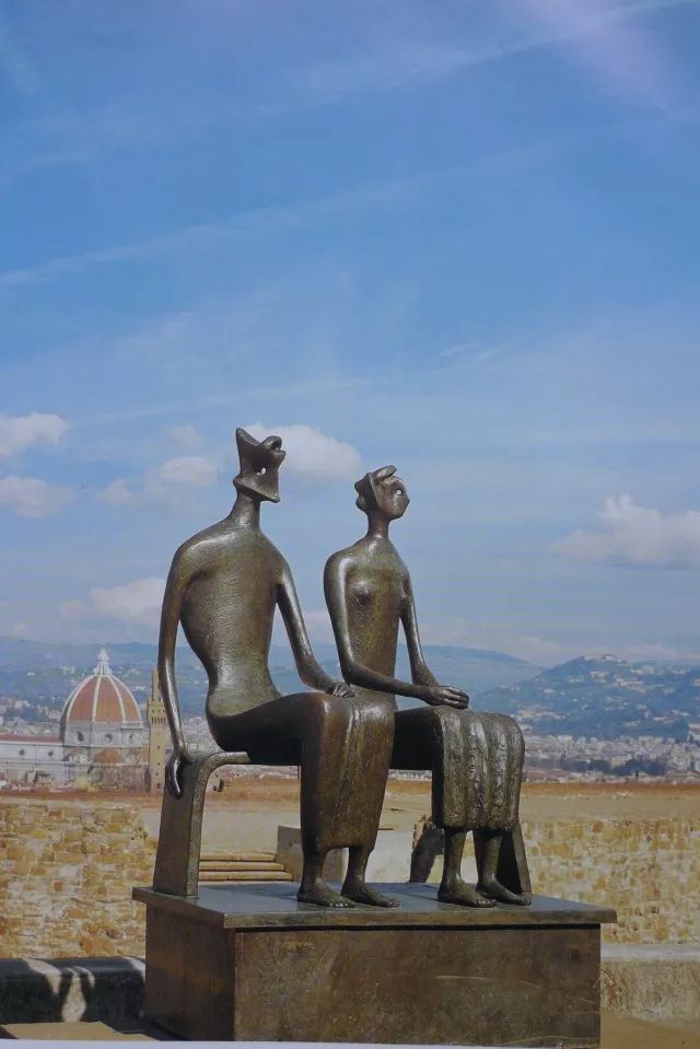 《国王和王后》在现代主义雕塑艺术家群中,英国现代雕塑家亨利·摩尔