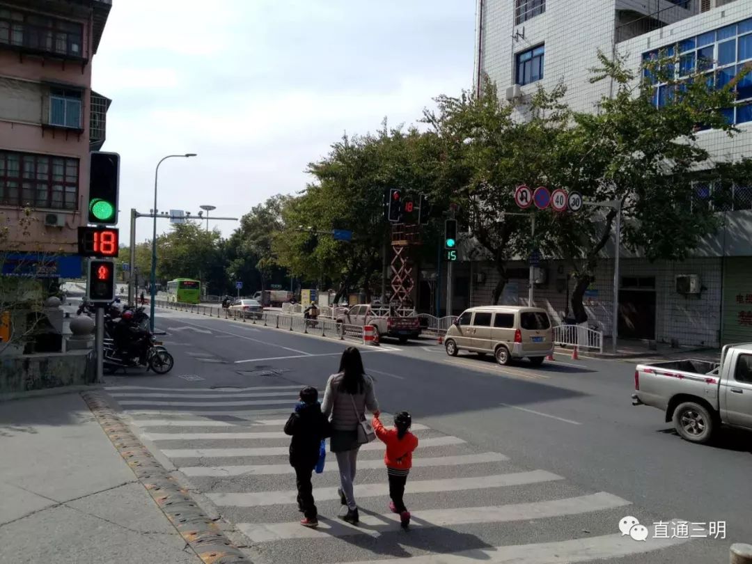 三明列東高巖路路口紅綠燈已啟用!過往車輛小心別闖紅燈!