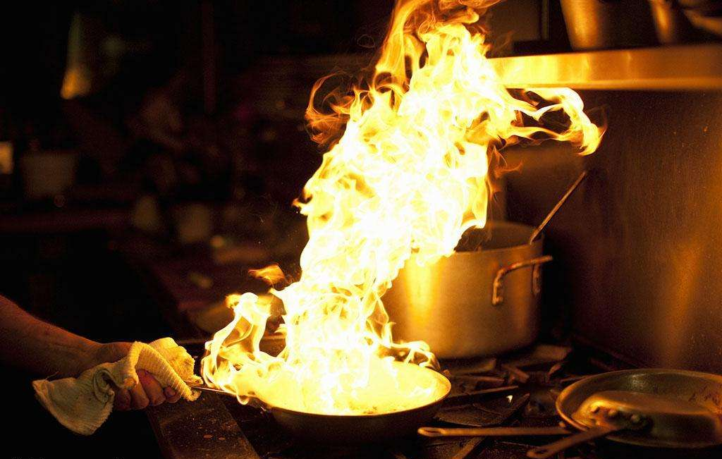 市消防局日前通报,一名因操作不当引发油锅起火的饭店厨师被拘留,这也