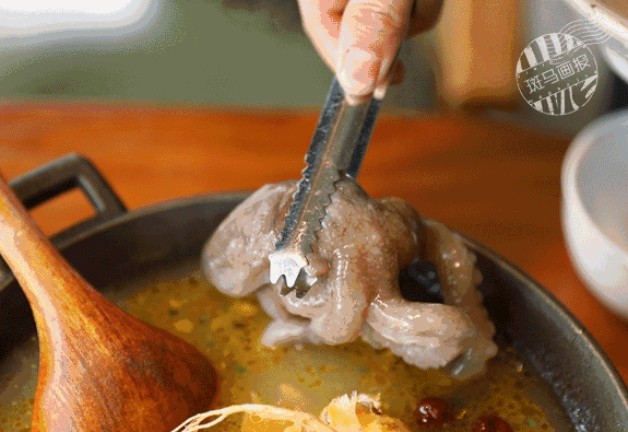 墨汁参鸡汤· 鸡汤里面竟然有只活章鱼 ·原本以为牛肉只有表面毅层