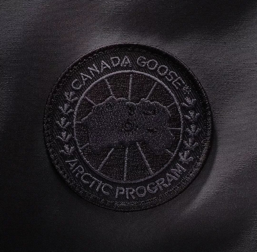 加拿大鹅logo 腼腆图片