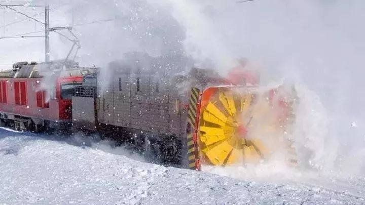 世界上最霸氣的火車,裝著螺旋槳,在雪崩後開道