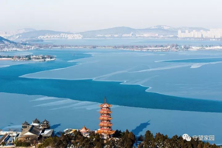 呂梁山上懸水湖,山水一體露崢嶸. 徐州樂園大洞山,摩肩接踵遊客眾.