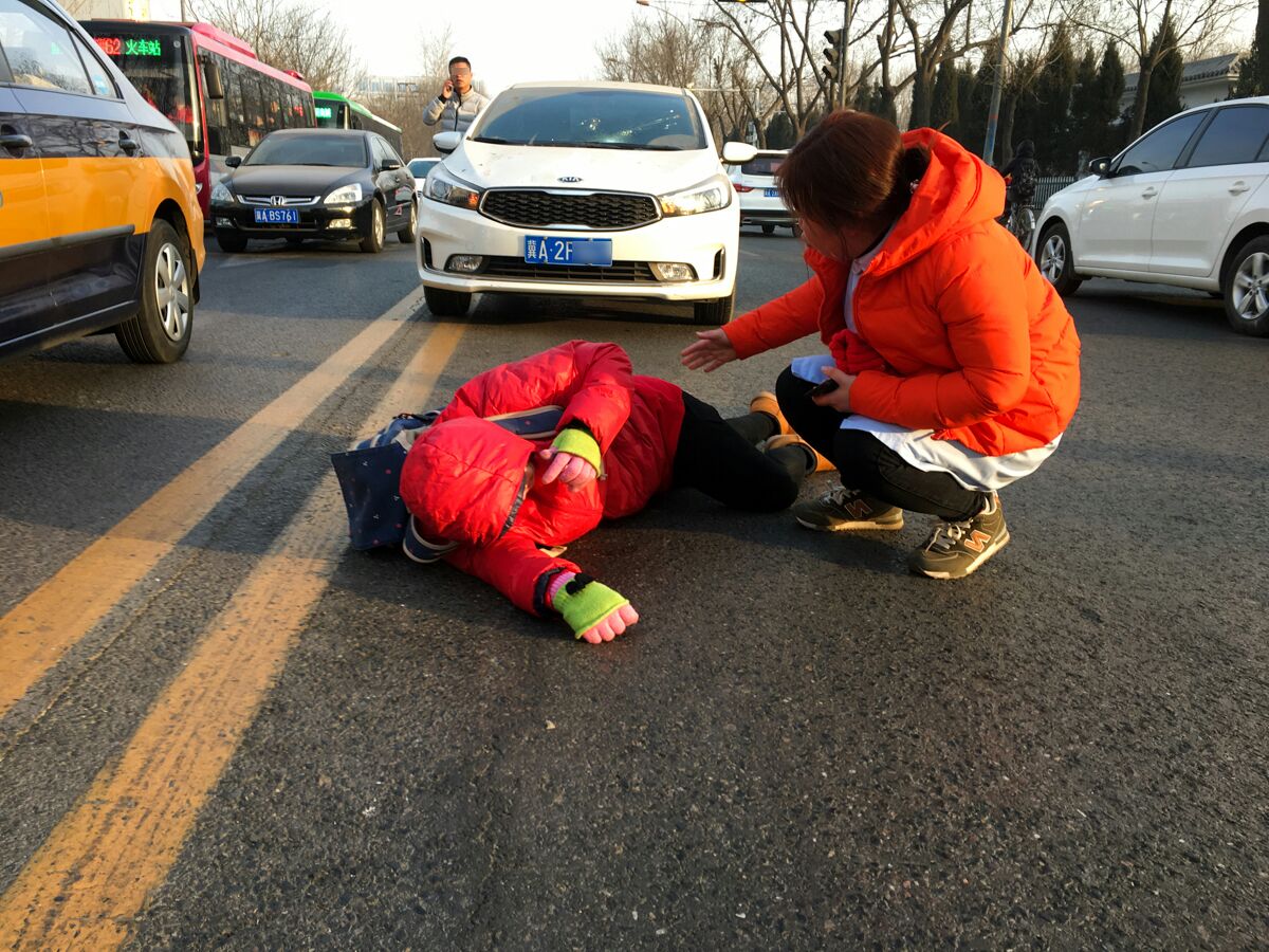 骑车横穿马路图片