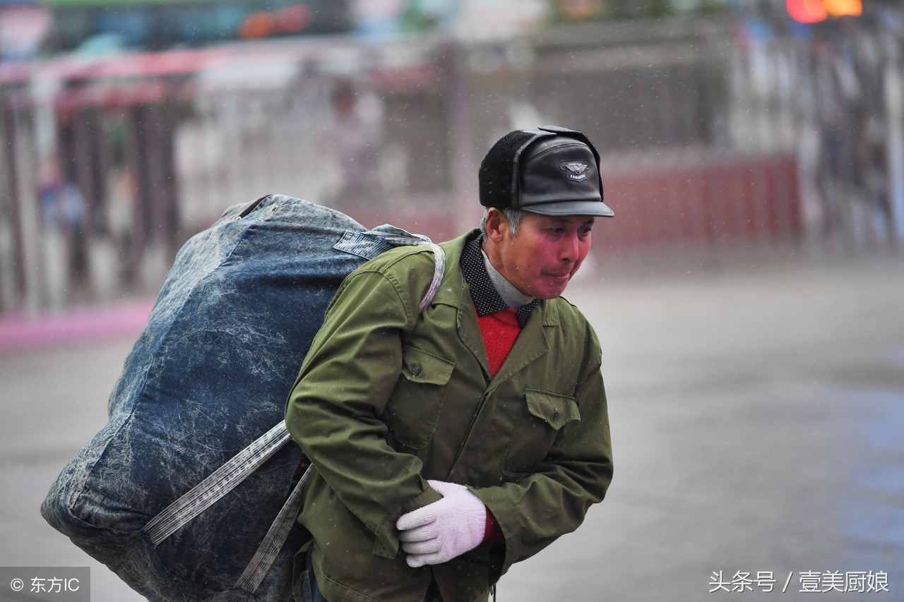 实拍春运路上扛着行李农民工 蛇皮袋旅行包行李箱 你看他们好累