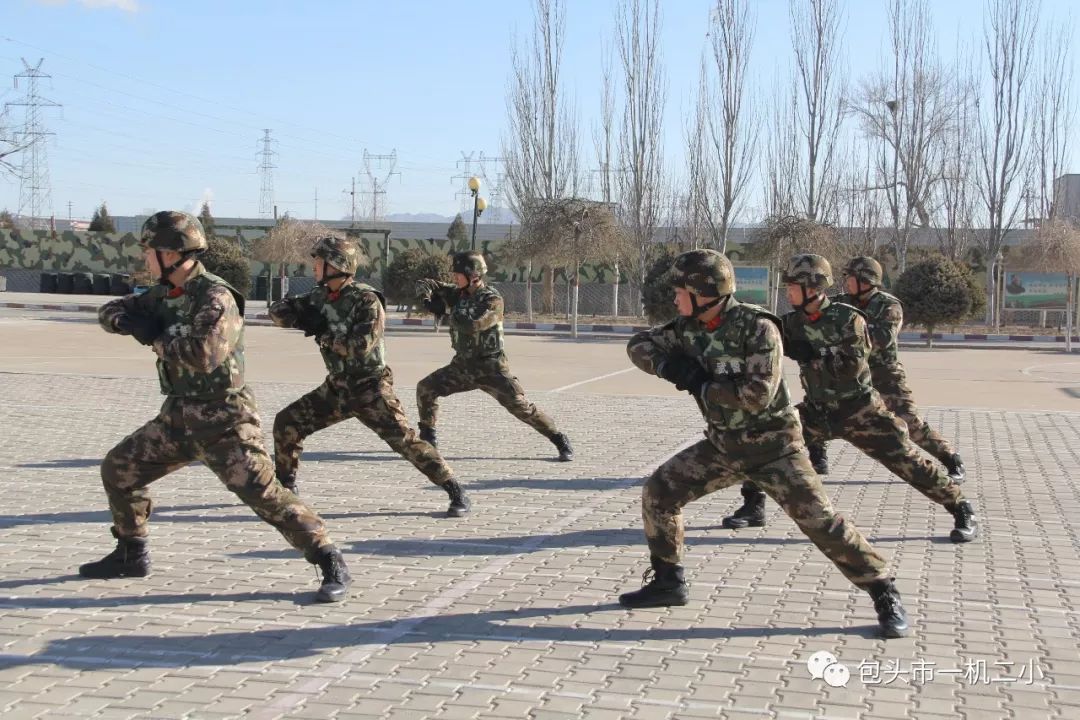 訓練場上,戰士們全副武裝,氣勢昂揚的擒敵拳術讓隊員們連連叫好.