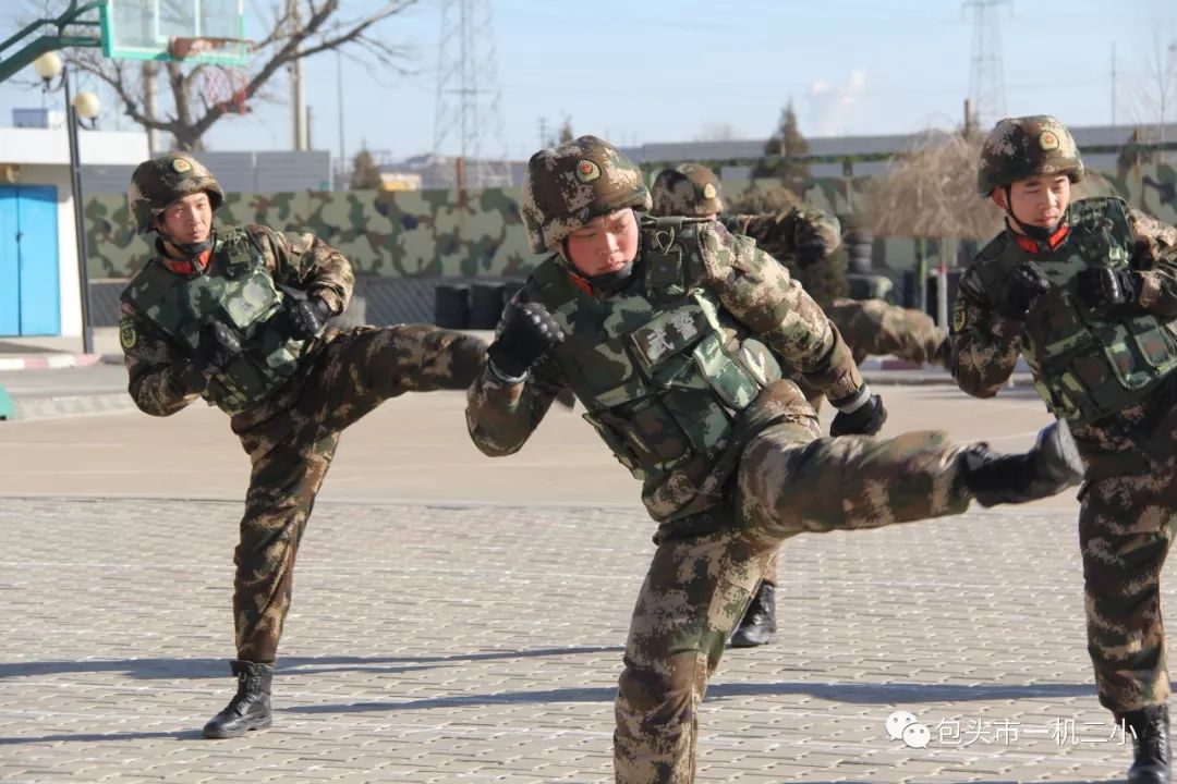 訓練場上,戰士們全副武裝,氣勢昂揚的擒敵拳術讓隊員們連連叫好.