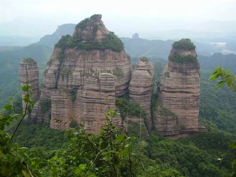 高山,峭壁你想要的,這裡都有我們的行程之一是丹霞最高峰—巴寨丹霞山