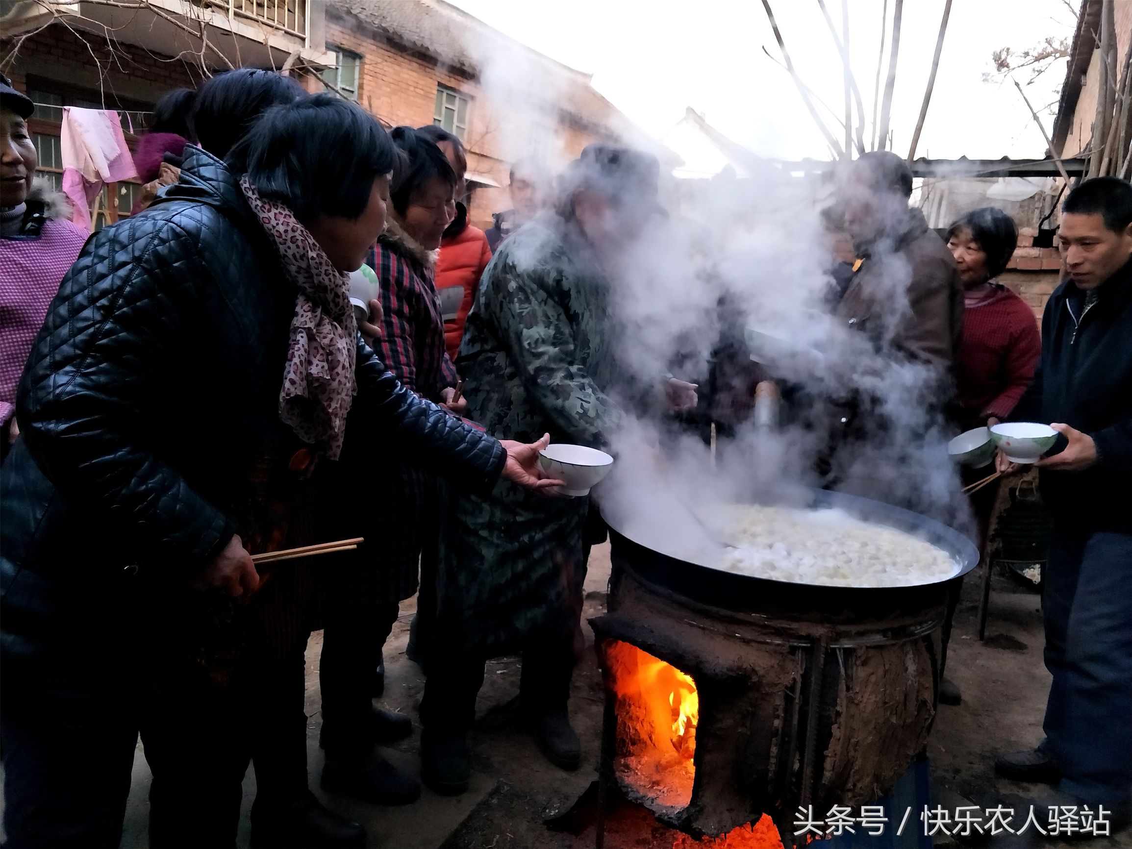 农村大锅饭流行蹲着吃饭这样的习俗让人受不了