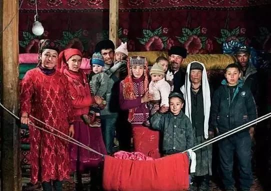 中国唯一的纯血统白种人，为保血统纯正不能和外族通婚
