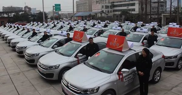 决定在城区投放100辆新型出租车,由郧西腾达出租车公司具体营运,以