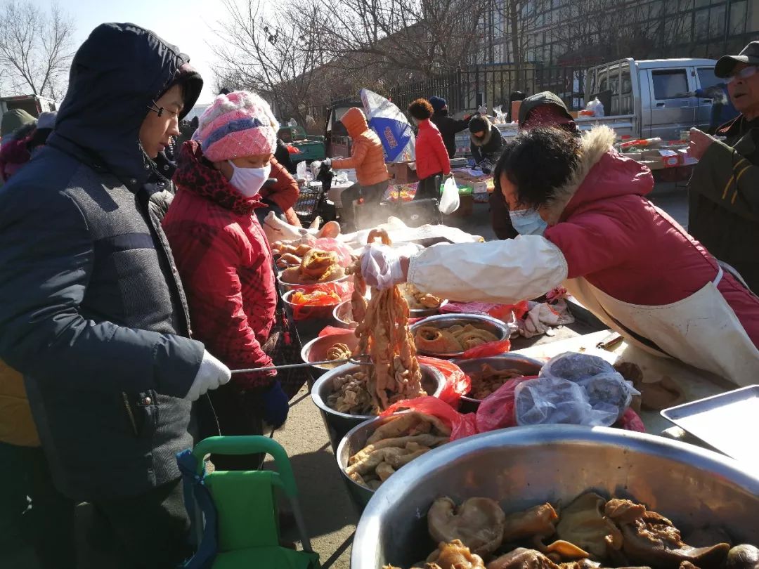 赶年集喽春节临近即墨传统大集年味十足市民开车到农村采办新鲜年货