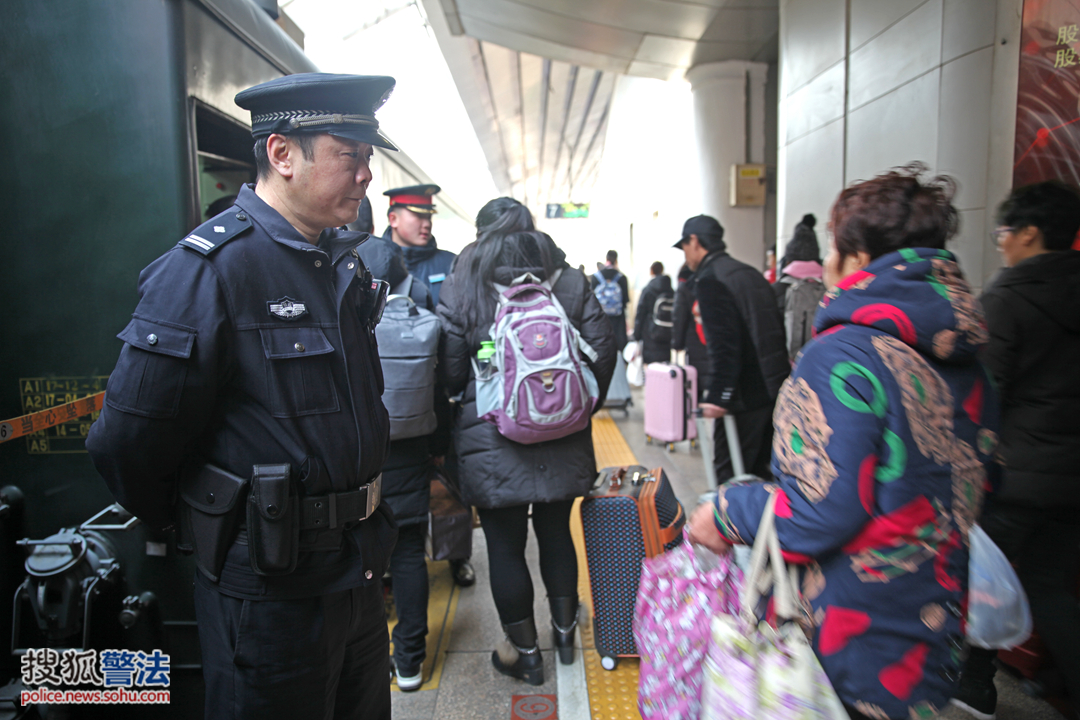 送祝福学反扒 北京铁警陪返乡旅客列车上过小年