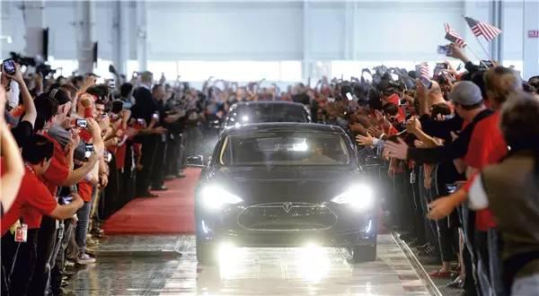  2012年6月22日，Tesla首次向市场投放Model S电动车，一位顾客将Model S驶出Tesla位于加州弗里蒙特的工厂