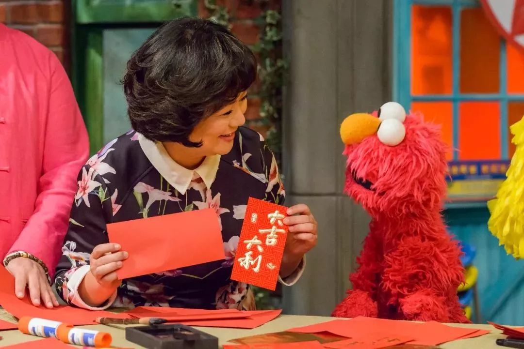 艾摩(elmo)和鞠萍姐姐在一起!黄炜哥哥在胡波商店里吃饺子?