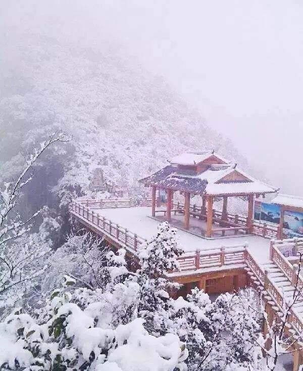 乐业天坑雪景图片