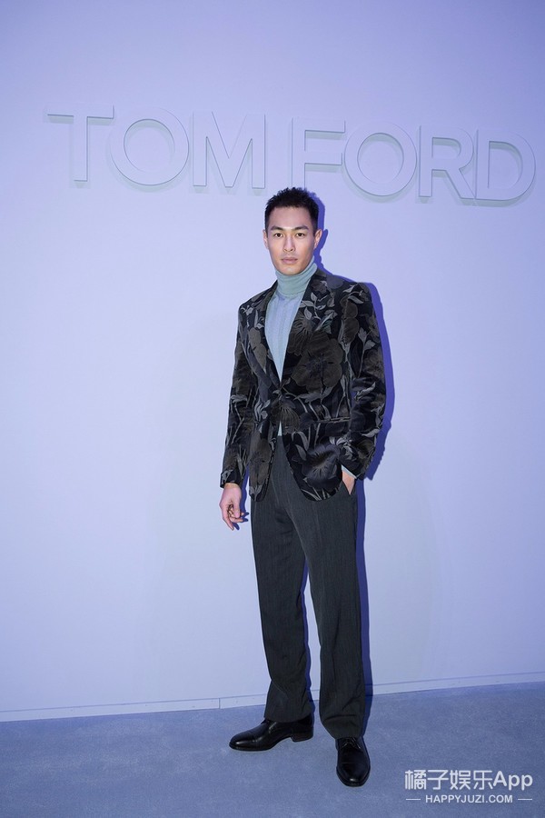 杨祐宁现身Tom Ford秀场，西装亮相风雅不羁~