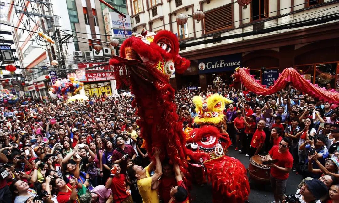 店铺林立,灯饰,人流彻夜不断,还吸引不少外国人在中国美食上流连忘返