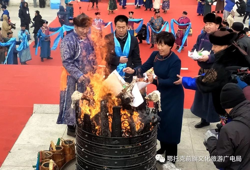 中国鄂托克前旗第三届圣火文化节暨冰雪那达慕之祭火仪式盛大举办