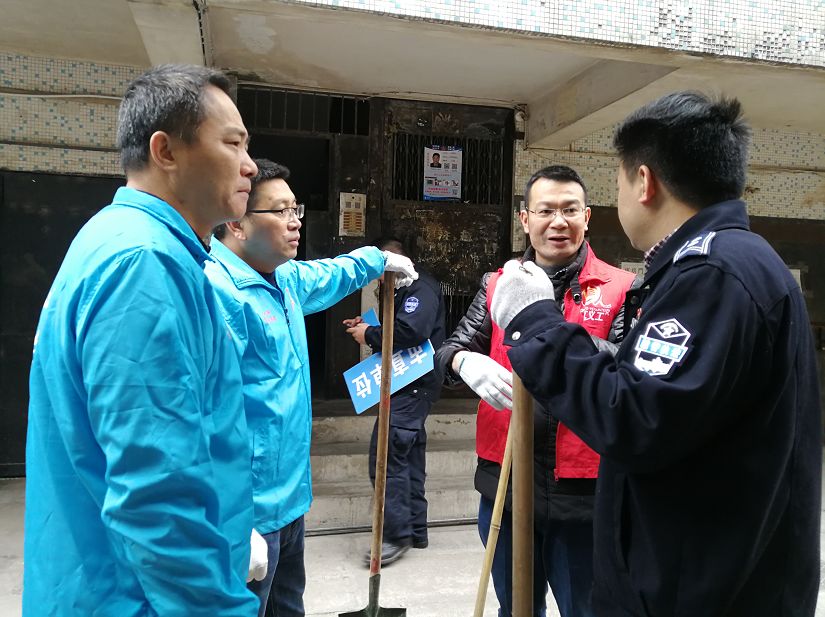 副区长黄达斌(右二)参与到清洁大行动中.