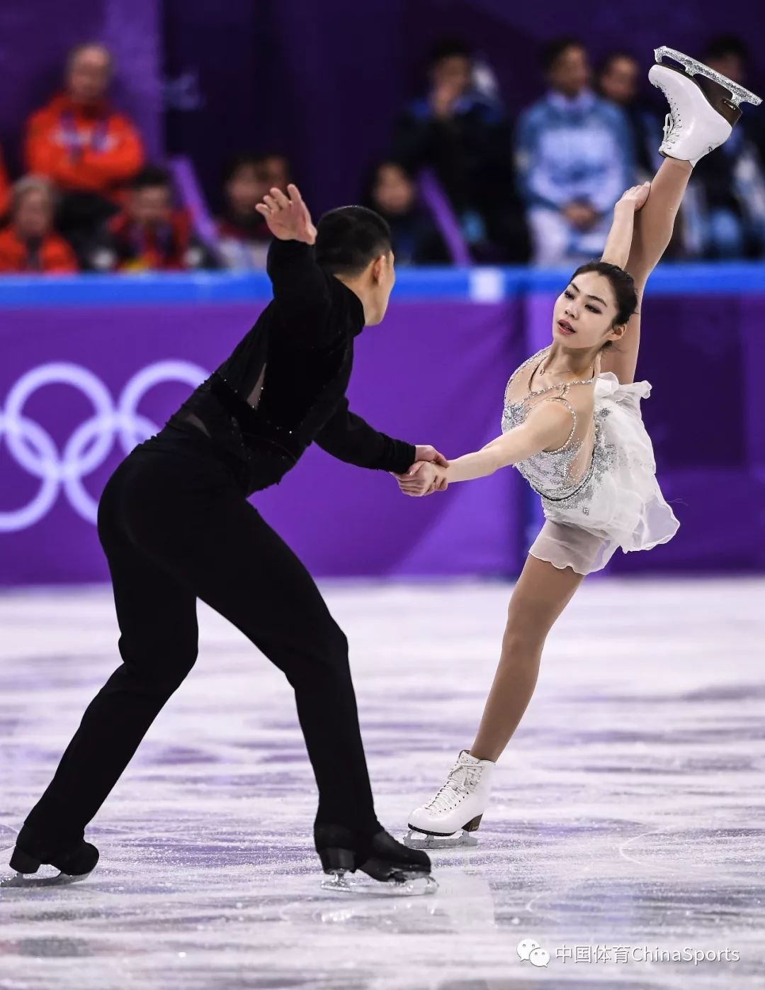 2月9日,平昌冬奥会花样滑冰团体赛在江陵冰上运动场开赛.