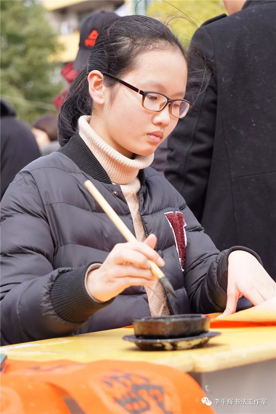 快看今天新翠公園熱鬧非凡寫春聯送福字廣大市民好評如潮