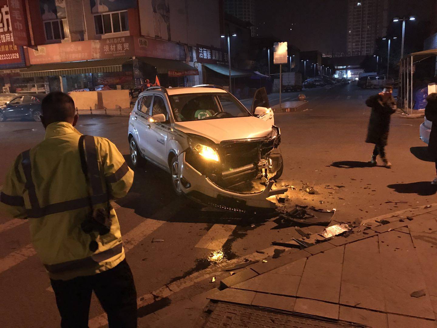 声音打破安静夜 永川商贸城附近两车相撞