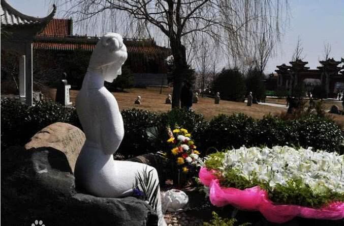 林妹妹陈晓旭墓地,总共10平米,雕像栩栩如生,鲜花环绕