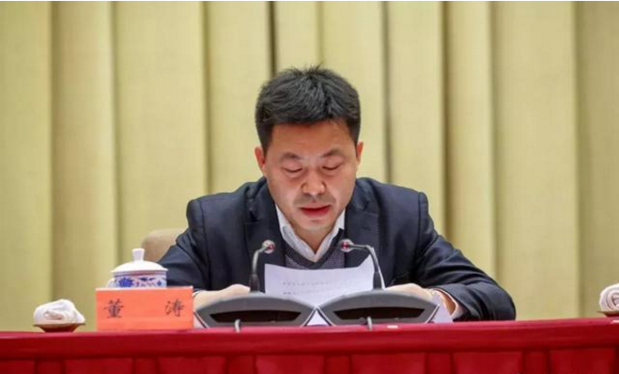 副省长何伟为首批入库专家代表颁发聘书2月9日,甘肃旅游智库成立大会