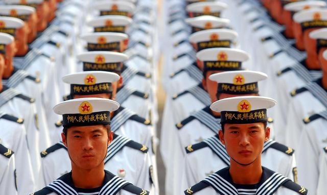 建国60多年的时间里为什么中国海军水手帽上都有两条飘带