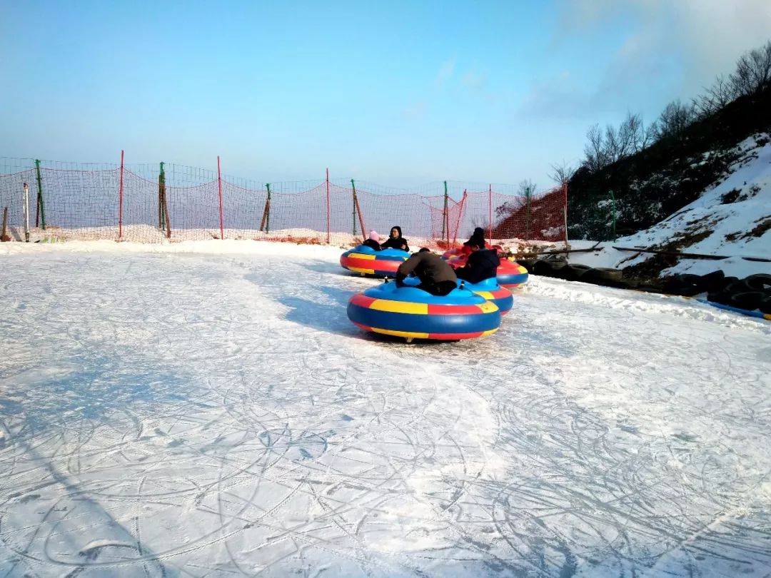 八台山滑雪场位于第七台杜鹃花游步道旁这个冬天,在八台山的滑雪场动