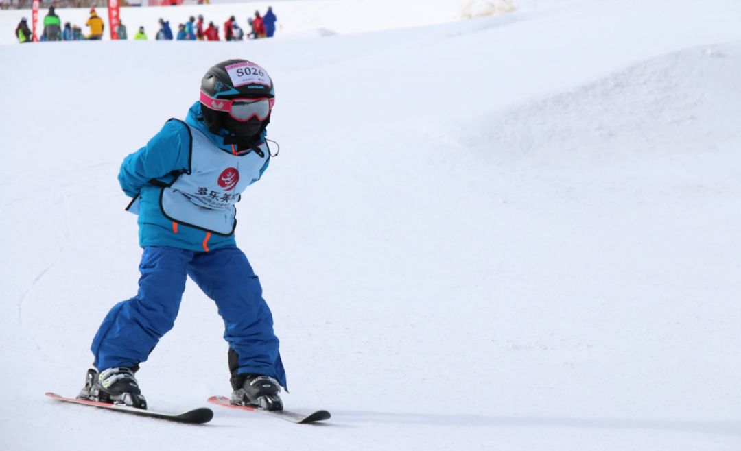第二届儿童滑雪大赛冷酷收官雪二代逆风起航