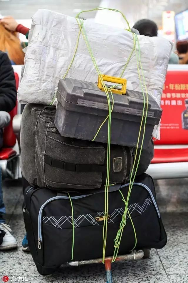 农民工蛇皮袋行李图片图片