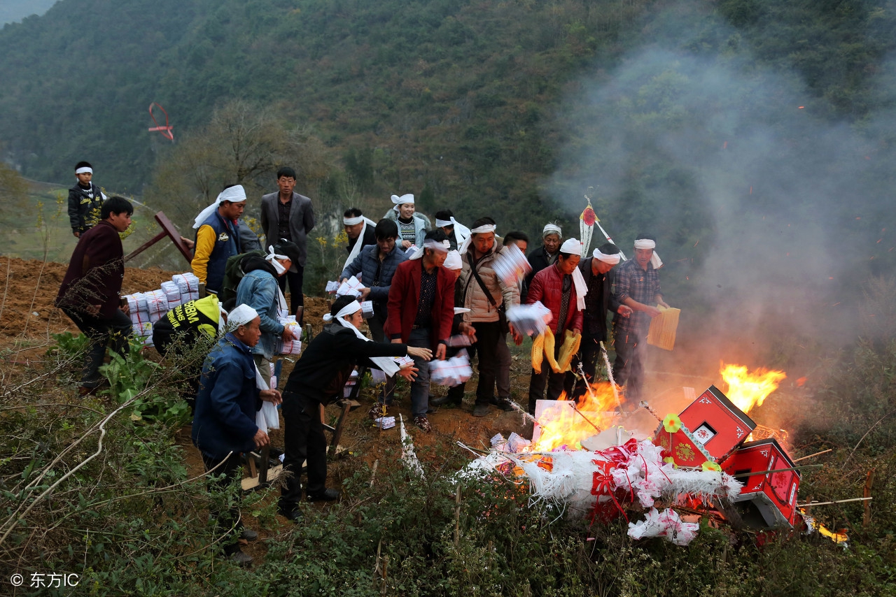 实拍贵州山区丧事,亲戚抬着死猪前来祭奠死者,时间要持续一周