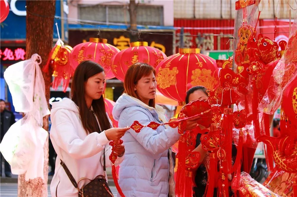 中国年味米易浓摆摊摊办年货买对联年味正浓