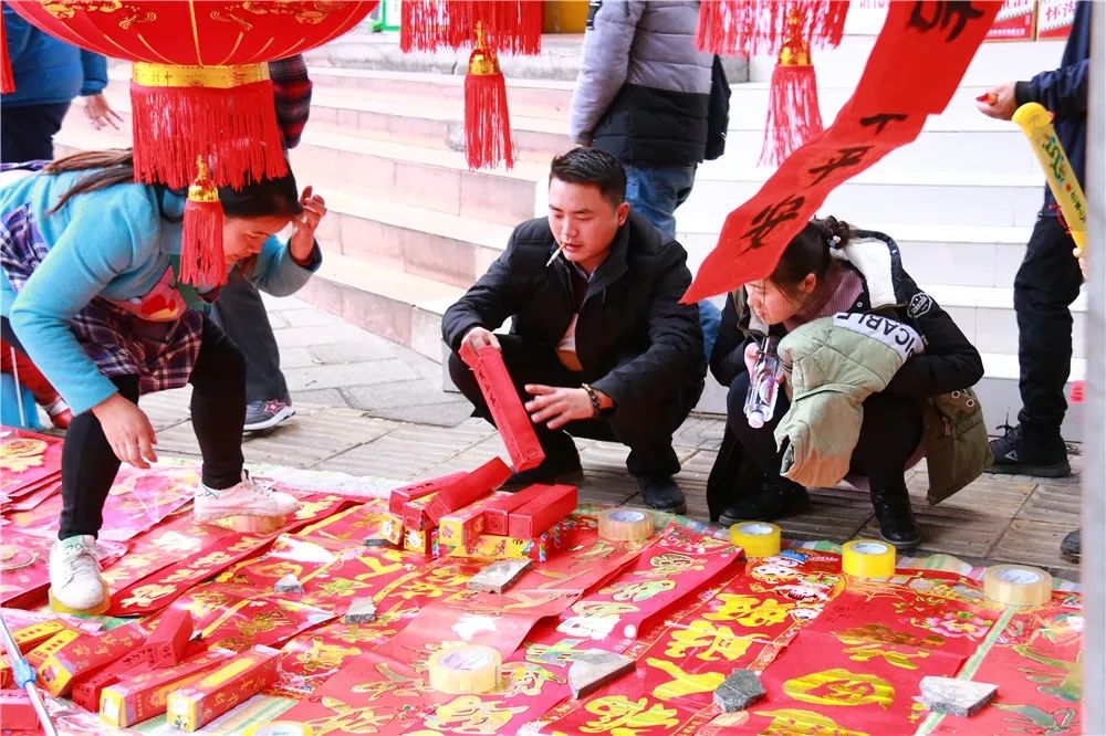 中国年味米易浓摆摊摊办年货买对联年味正浓