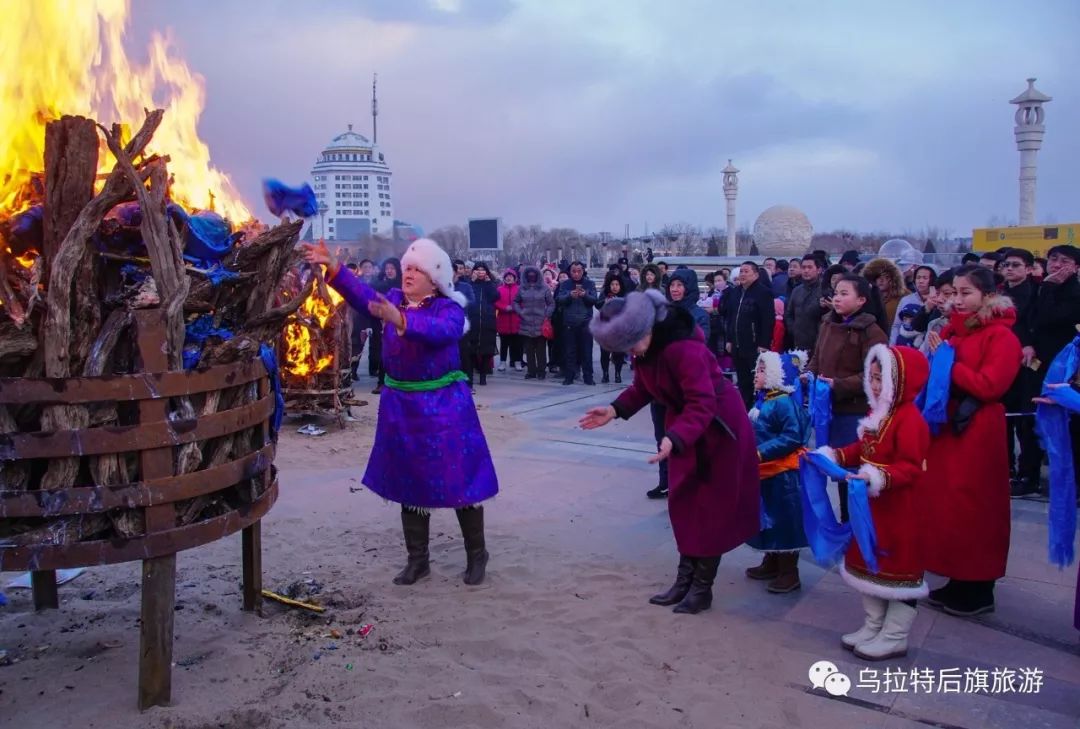 蒙古族祭祀火神要用羊胸叉,奶食品,酒等供品.