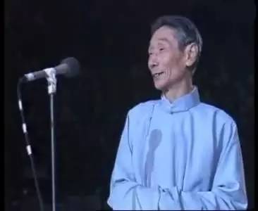 馬三立先生卻在這個舞臺表演了一段單口相聲,在當時,也只有馬老這樣的