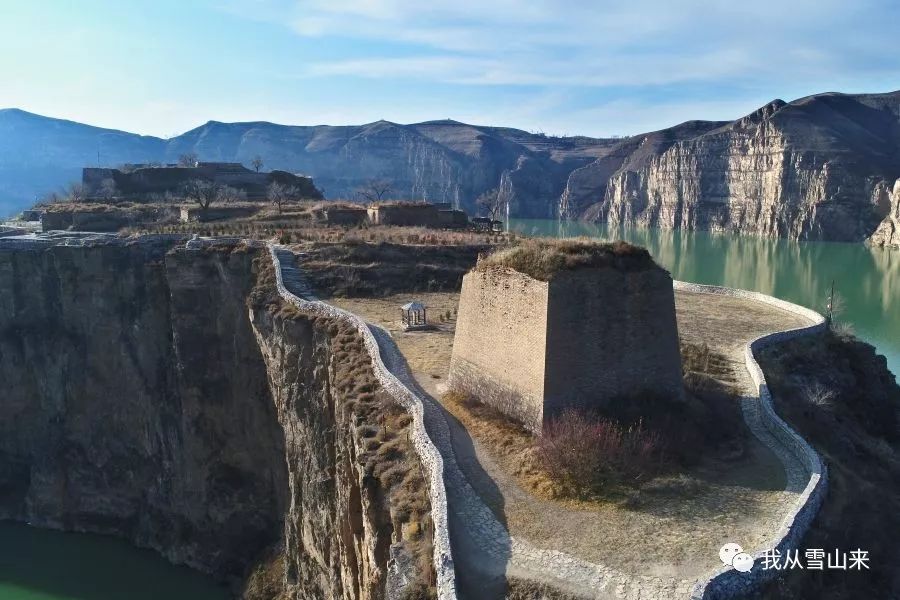 鸟瞰大地航拍偏关古堡与长城