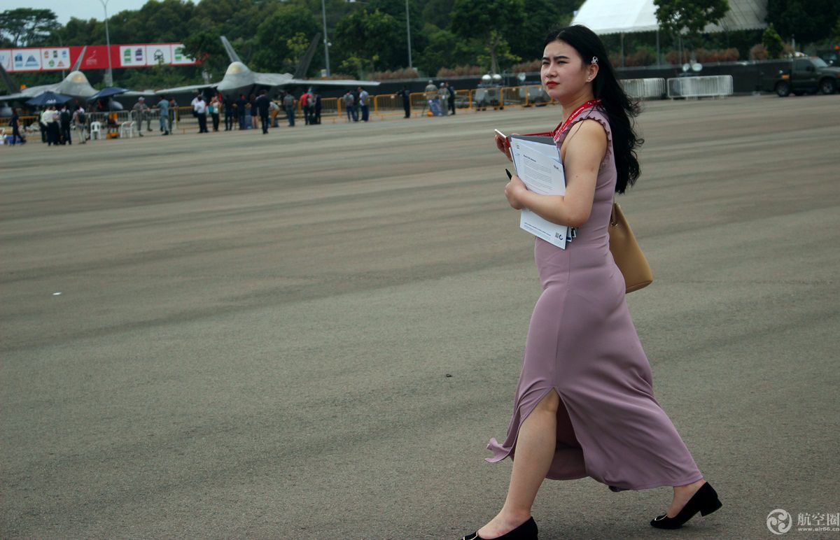 颜值气质不输空姐 新加坡航展上美女云集